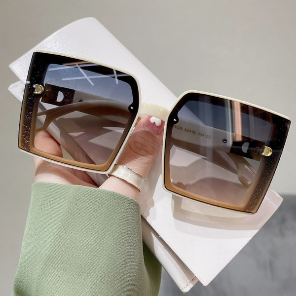 Μοντέρνα γυναικεία γυαλιά ηλίου με προστασία UV