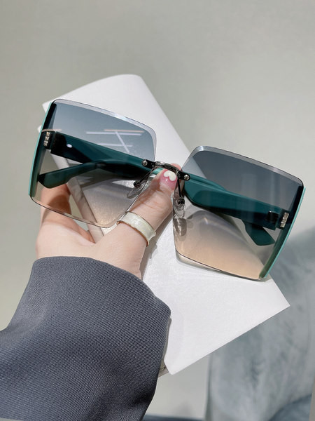 Νέο μοντέλο γυαλιά ηλίου με τετράγωνους φακούς