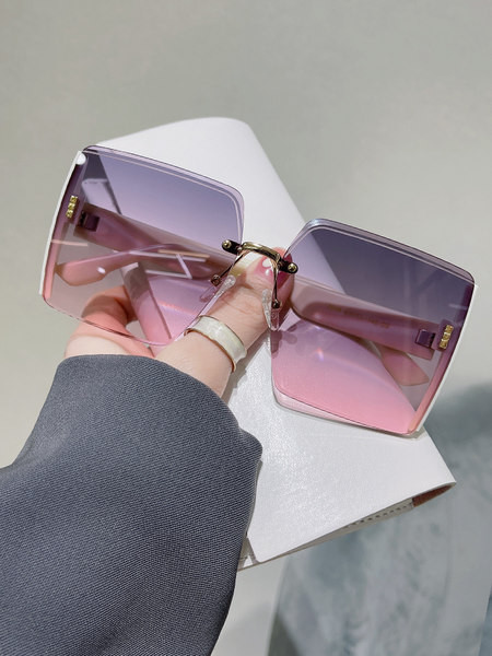 Νέο μοντέλο γυαλιά ηλίου με τετράγωνους φακούς