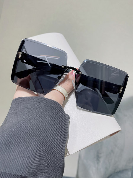 Νέο μοντέλο γυαλιά ηλίου με τετράγωνους φακούς