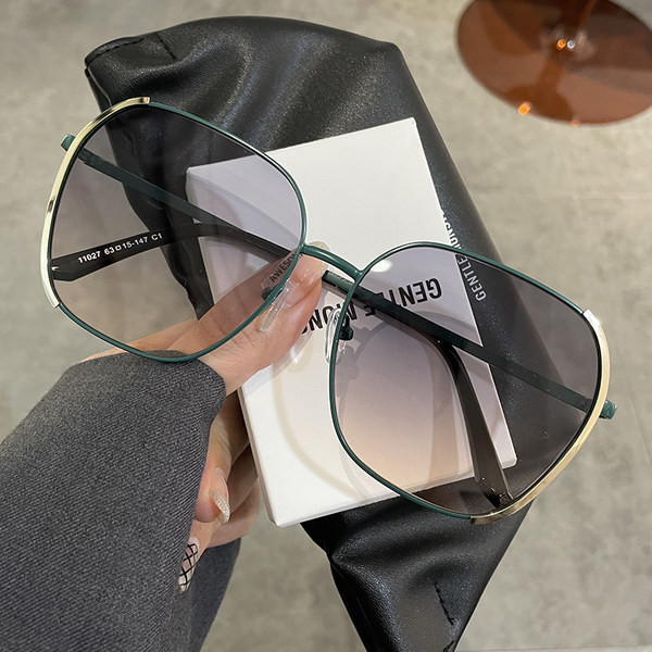 Mitmes värvitoonis õhukeste raamidega naiste vabaajaprillid