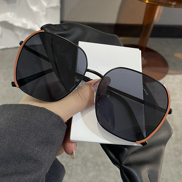 Mitmes värvitoonis õhukeste raamidega naiste vabaajaprillid