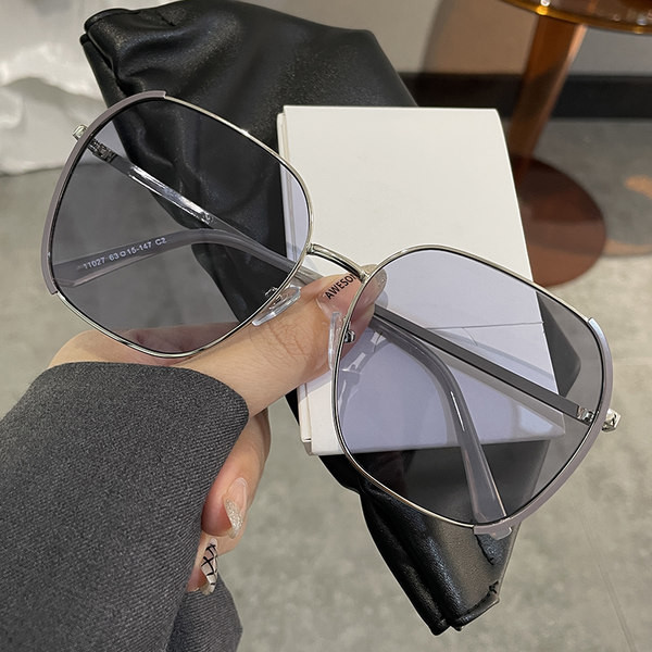 Mitmes värvitoonis õhukeste raamidega naiste vabaajaprillid