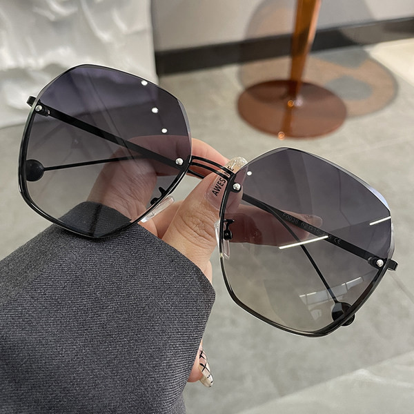 Uus õhukeste raamidega päikeseprillide mudel