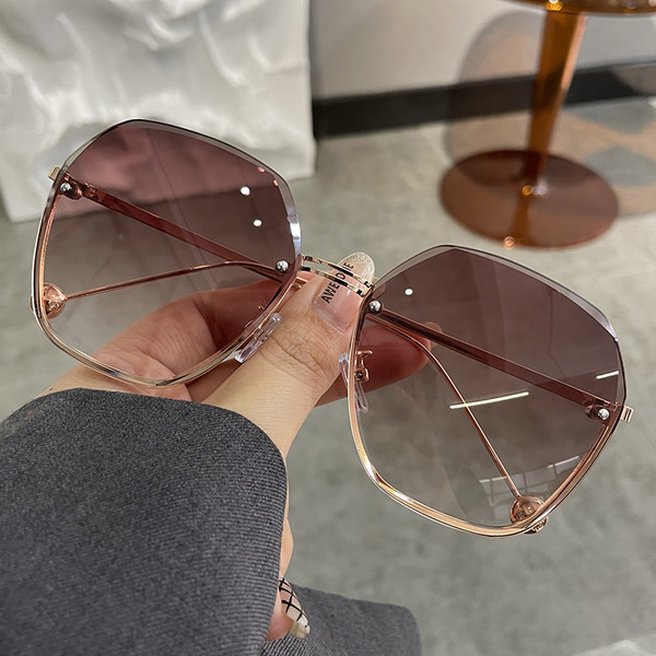 Uus õhukeste raamidega päikeseprillide mudel