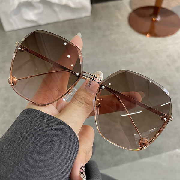 Uus õhukeste raamidega päikeseprillide mudel