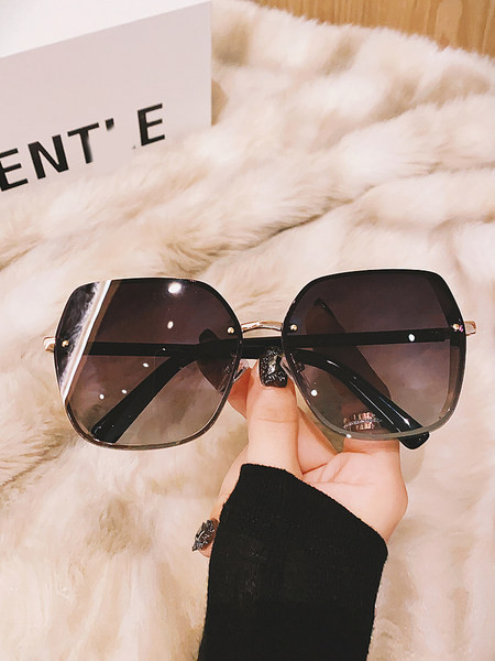 Moodsad polariseeritud klaasidega prillid