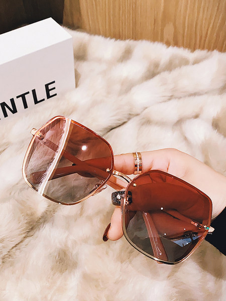 Moodsad polariseeritud klaasidega prillid