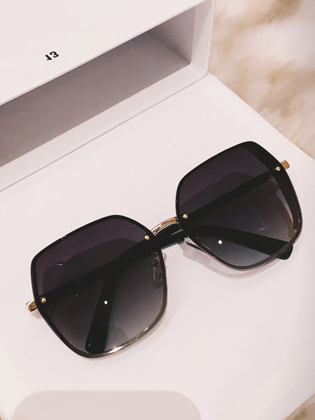 Moodsad polariseeritud klaasidega prillid