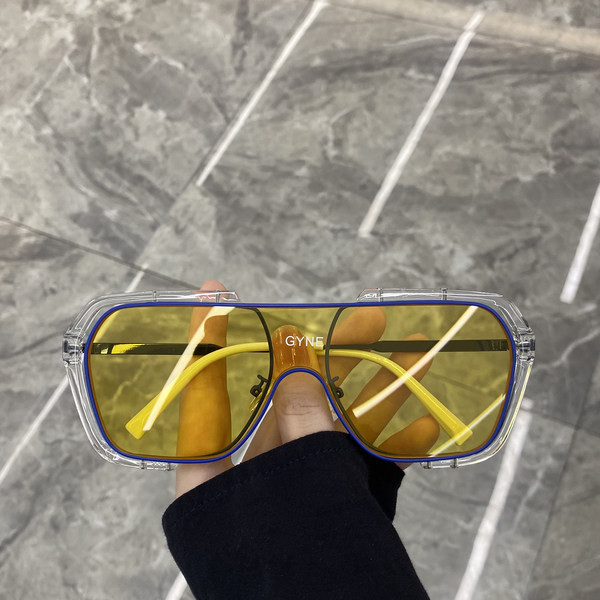 Moodsad õhukeste raamidega prillid ja värvilised klaasid