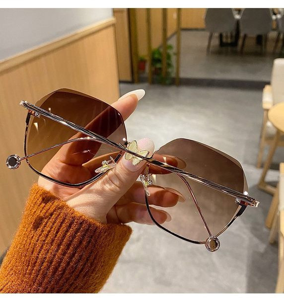 Moodsad õhukeste raamidega ümarad prillid