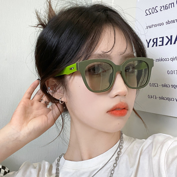 Μοντέρνα γυαλιά ηλίου με φαρδύ σκελετό