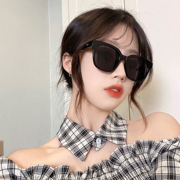 Μοντέρνα γυαλιά ηλίου με φαρδύ σκελετό