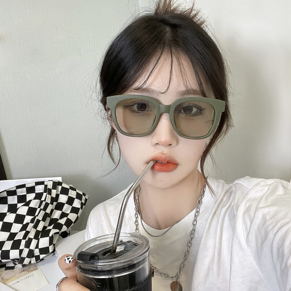 Μοντέρνα γυαλιά ηλίου με φαρδύ σκελετό