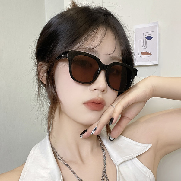 Μοντέρνα γυαλιά ηλίου με φαρδύ σκελετό