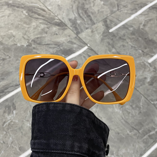 Naiste ruudukujulised päikeseprillid