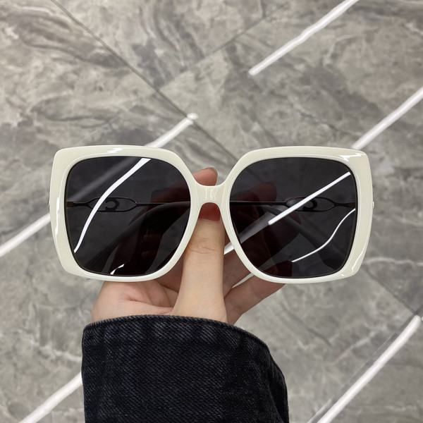 Naiste ruudukujulised päikeseprillid