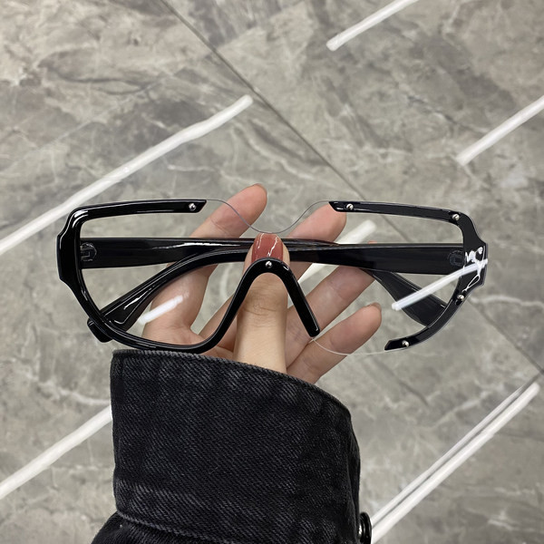 Uus laiade raamidega unisex prillide mudel