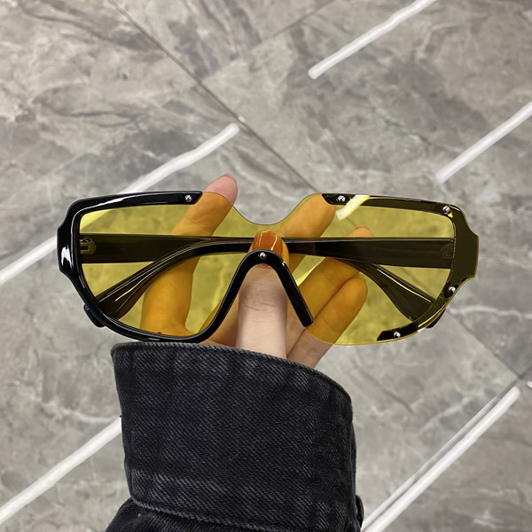 Uus laiade raamidega unisex prillide mudel