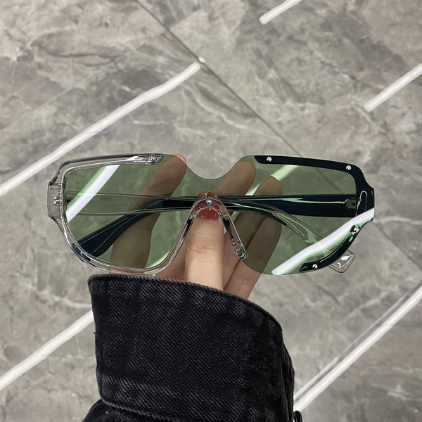 Uus laiade raamidega unisex prillide mudel