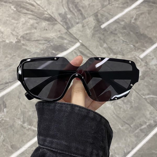 Uus laiade raamidega unisex prillide mudel