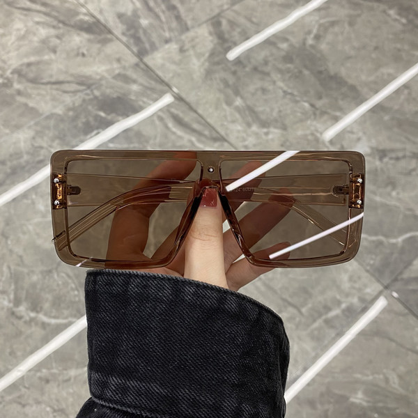 Uus ruudukujulise raamiga prillide mudel