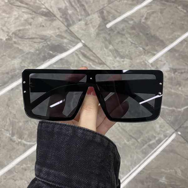 Uus ruudukujulise raamiga prillide mudel