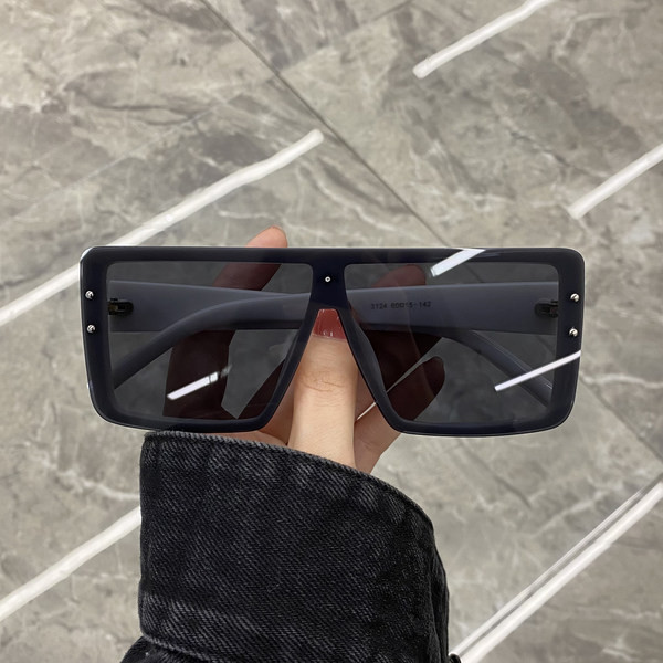 Uus ruudukujulise raamiga prillide mudel