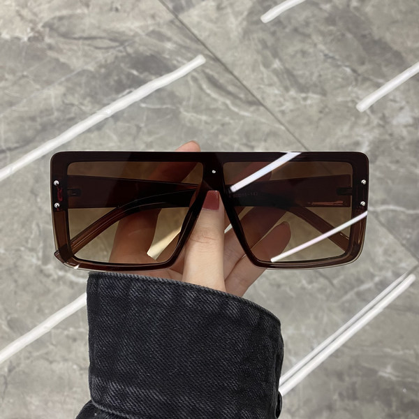 Uus ruudukujulise raamiga prillide mudel