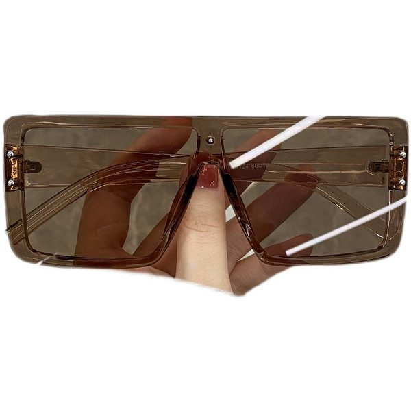 Uus ruudukujulise raamiga prillide mudel