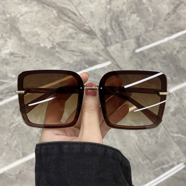 Modernūs akiniai nuo saulės su kvadrato forma ir plastikiniu rėmeliu