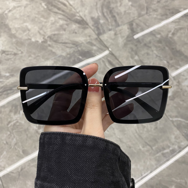 Modernūs akiniai nuo saulės su kvadrato forma ir plastikiniu rėmeliu