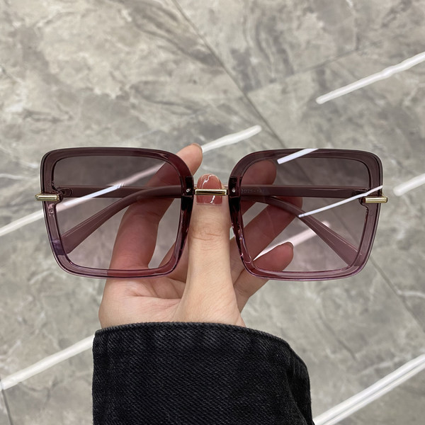 Modernūs akiniai nuo saulės su kvadrato forma ir plastikiniu rėmeliu