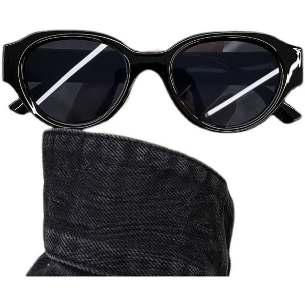 Įprasti moteriški akiniai nuo saulės plačiu rėmeliu