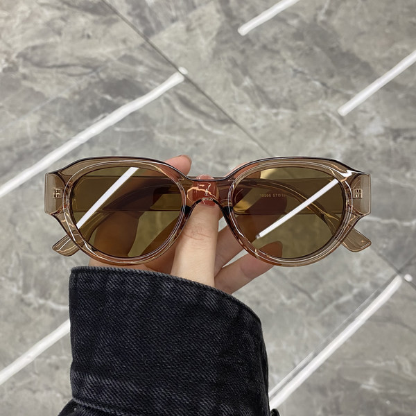 Įprasti moteriški akiniai nuo saulės plačiu rėmeliu