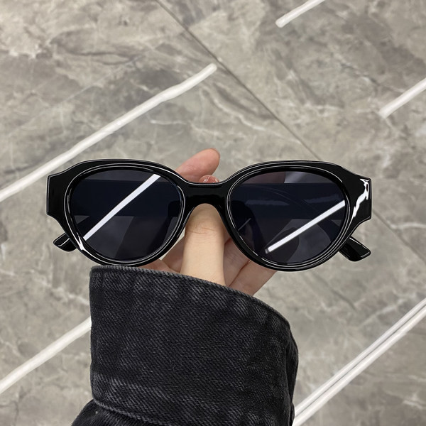 Įprasti moteriški akiniai nuo saulės plačiu rėmeliu