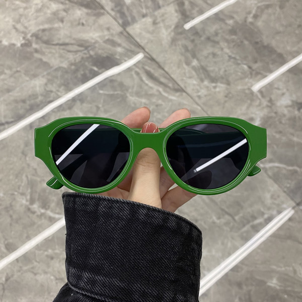 Įprasti moteriški akiniai nuo saulės plačiu rėmeliu