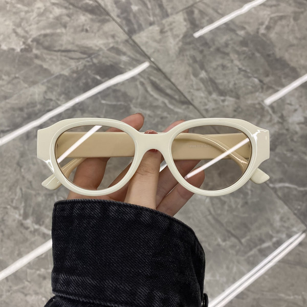 Įprasti moteriški akiniai nuo saulės plačiu rėmeliu