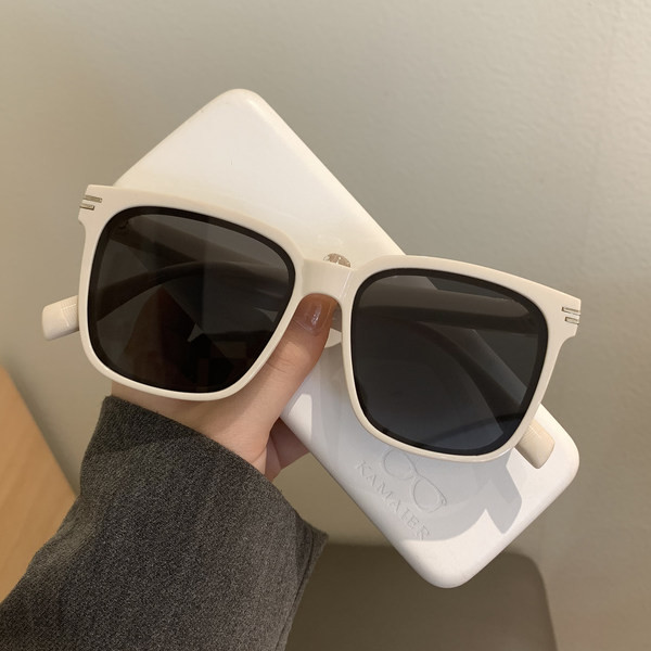 Mitmes värvitoonis kandilised päikeseprillid