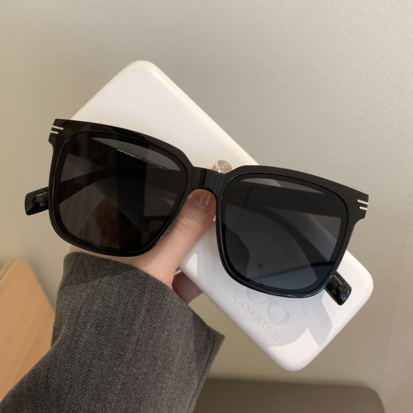 Mitmes värvitoonis kandilised päikeseprillid