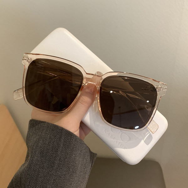 Mitmes värvitoonis kandilised päikeseprillid