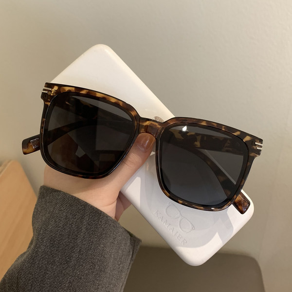 Mitmes värvitoonis kandilised päikeseprillid