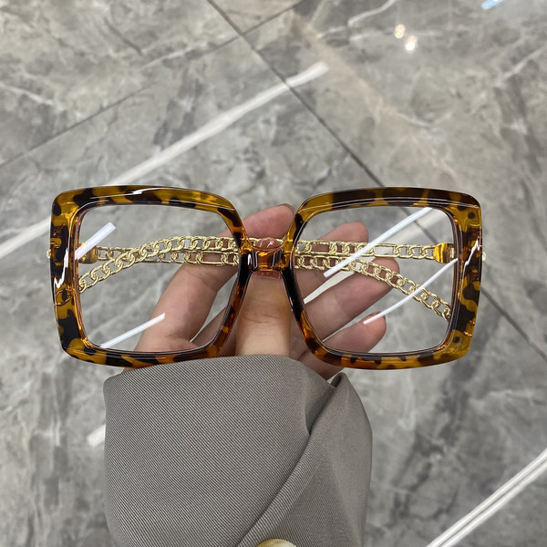 Moodsad ruudukujulised naiste päikeseprillid