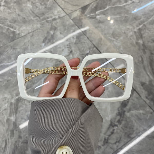 Moodsad ruudukujulised naiste päikeseprillid