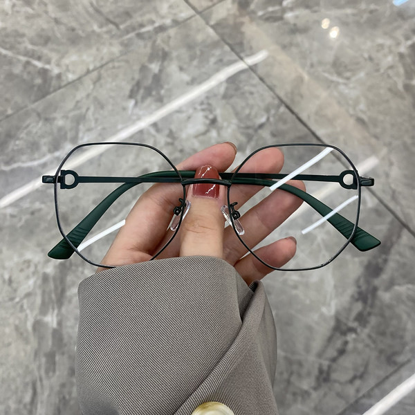 Läbipaistvate klaaside ja värvilise metallraamiga naiste prillid