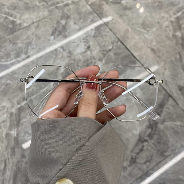 Läbipaistvate klaaside ja värvilise metallraamiga naiste prillid