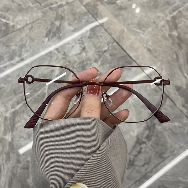 Läbipaistvate klaaside ja värvilise metallraamiga naiste prillid