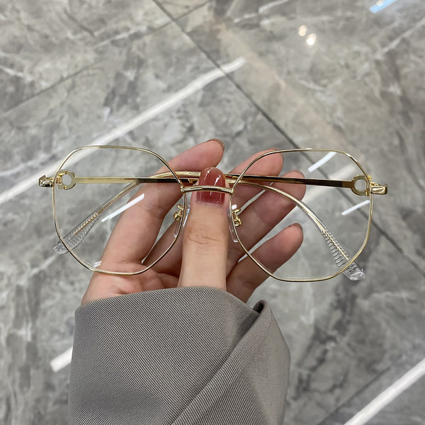 Läbipaistvate klaaside ja värvilise metallraamiga naiste prillid