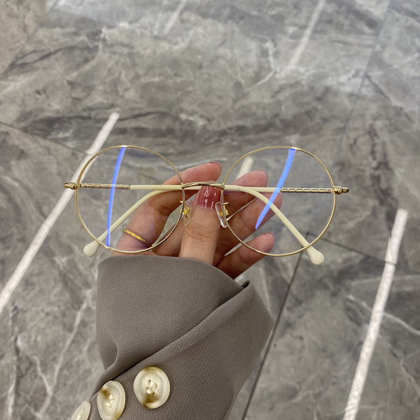 Naiste ümarad läbipaistva raamiga prillid