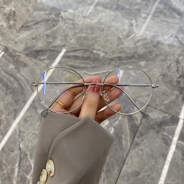 Naiste ümarad läbipaistva raamiga prillid
